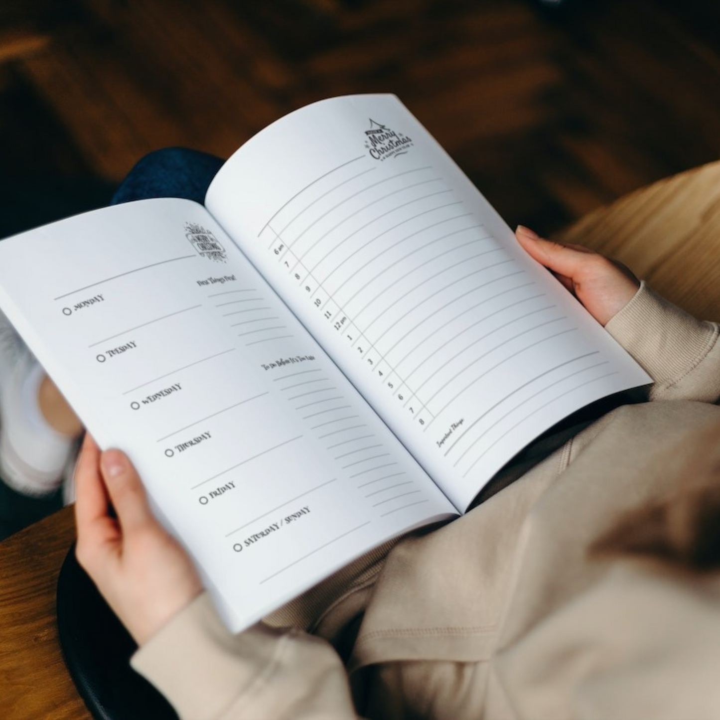 The ornaments Christmas planner by Arisateam in the hands of a woman.