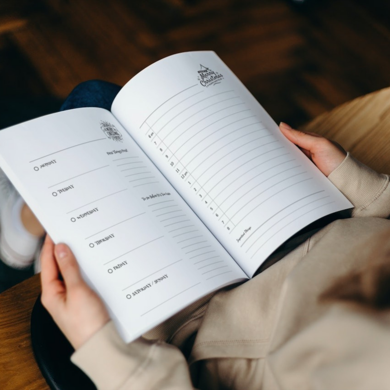 The ornaments Christmas planner by Arisateam in the hands of a woman.