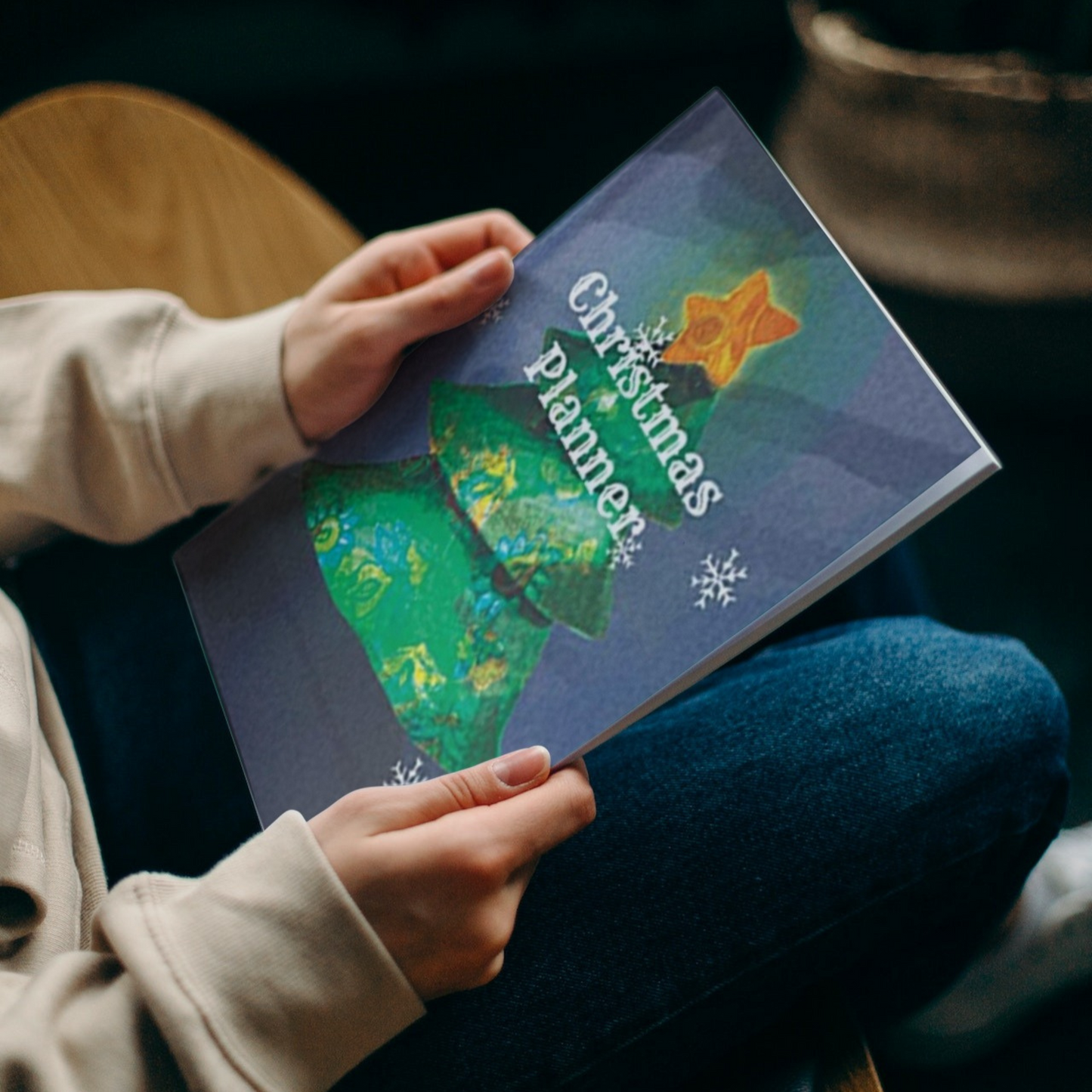 The tree Christmas planner by Arisateam in the hands of a woman.