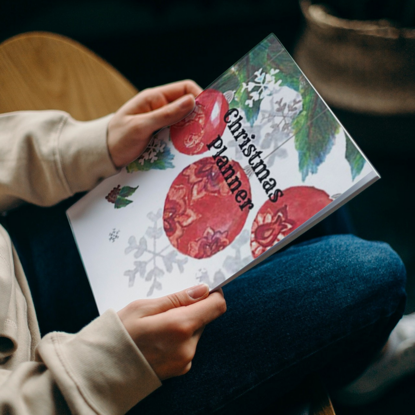 The ornaments Christmas planner by Arisateam in the hands of a woman.